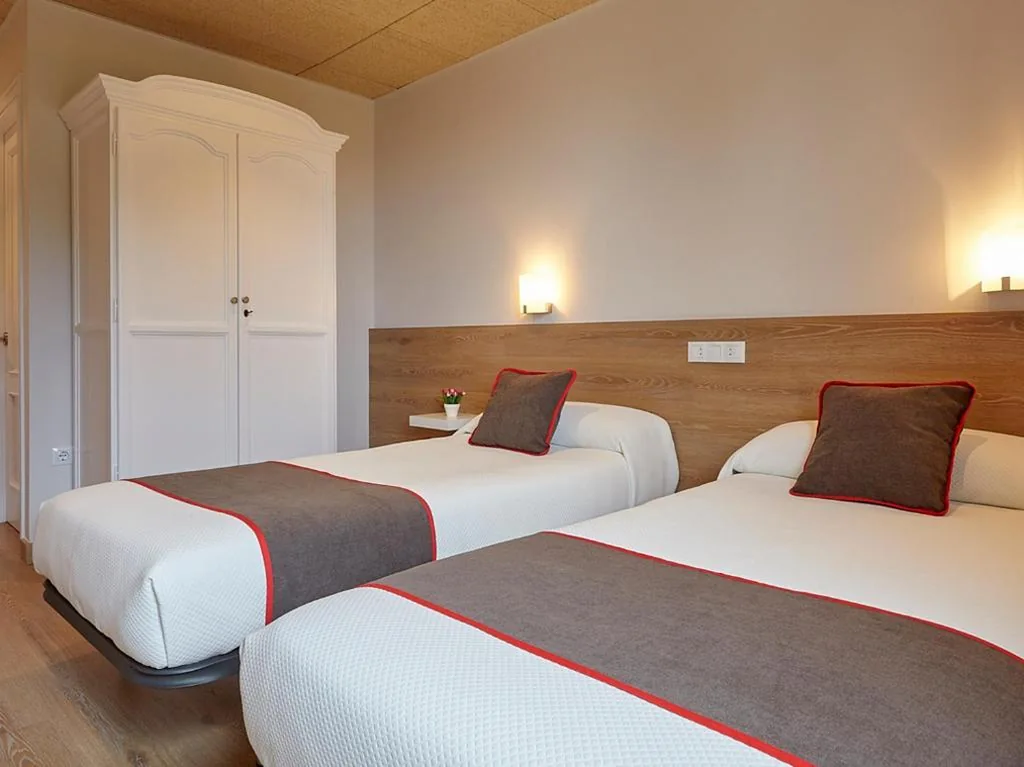 Habitación Doble - 2 camas — Hostal Nobadis