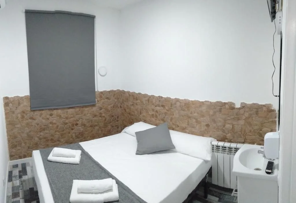 共用バスルーム付きダブルルーム — HOSTAL Noche y Dia