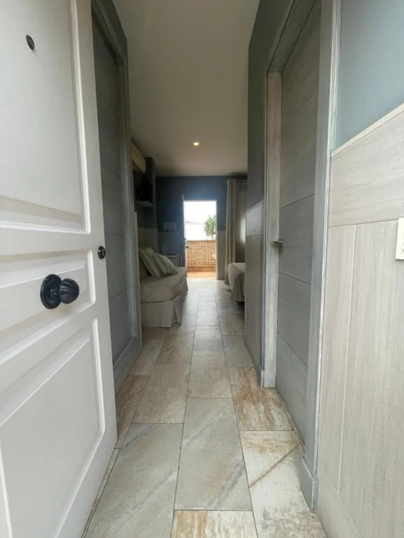 Habitación Deluxe (2 adultos + 1 niño) — Hostal Noli