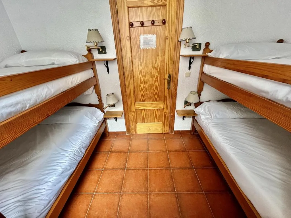 Budget vierpersoonskamer met gedeelde badkamer — Hostal Nomadas