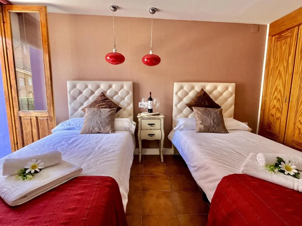 Standaard tweepersoonskamer met balkon - 2 bedden — Hostal Nomadas
