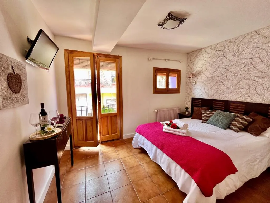 Standaard tweepersoonskamer met balkon — Hostal Nomadas