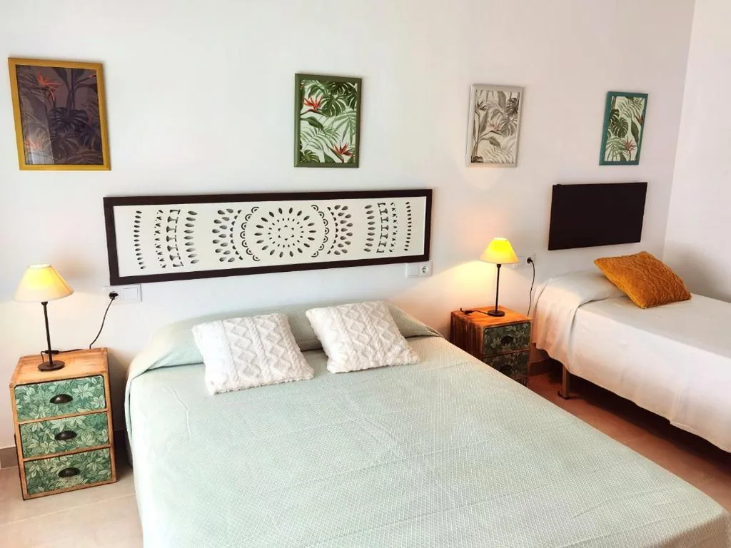 市街の景色を望むトリプルルーム — Hostal Noray