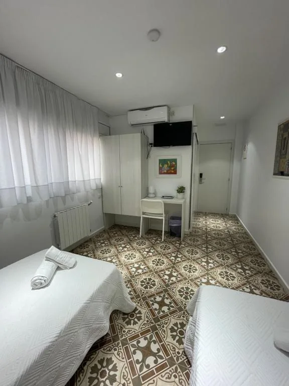 Double Room with Bathroom - 2 Beds — Hostal Nova Barcelona
