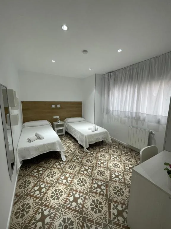 Double Room with Private Bathroom - 1 or 2 Beds — Hostal Nova Barcelona