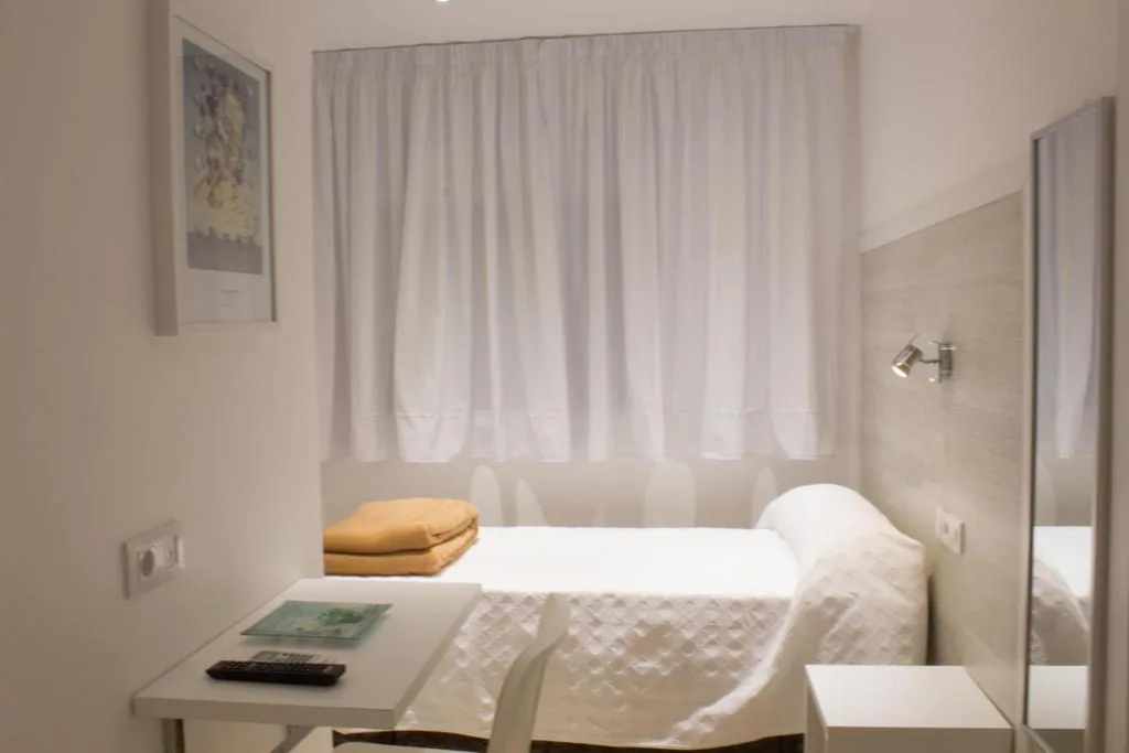 Single Room with Private Bathroom - Adapted for Guests with Reduced Mobility — Hostal Nova Barcelona