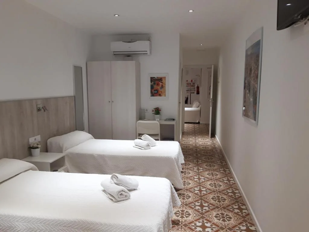 Triple Room with Private Bathroom — Hostal Nova Barcelona