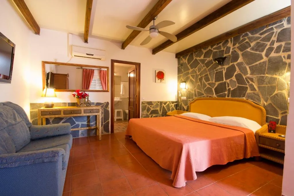 Chambre avec grand lit et baignoire spa — Hostal Nueva Andalucia