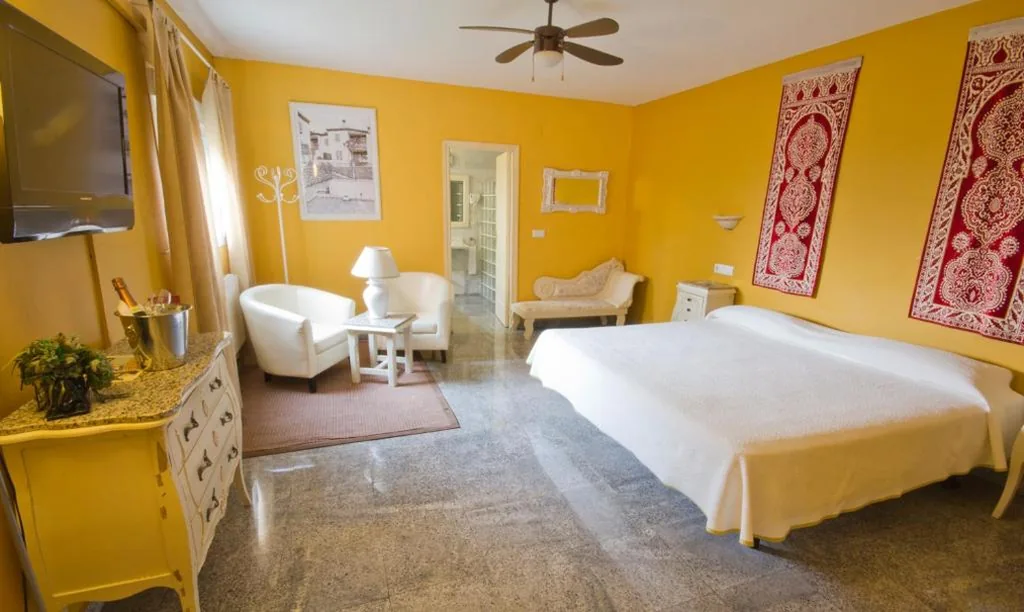 Suite avec baignoire spa - 1 très grand lit double — Hostal Nueva Andalucia