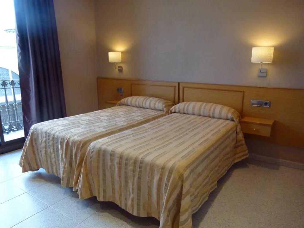 Doppelzimmer mit eigenem Bad – 1 oder 2 Betten — Hostal Nuevo Colon