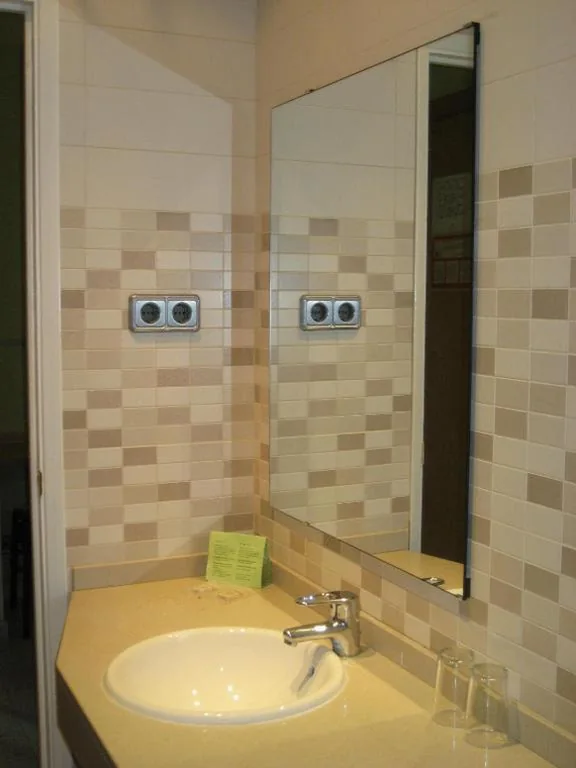 Dreibettzimmer mit eigenem Bad — Hostal Nuevo Colon