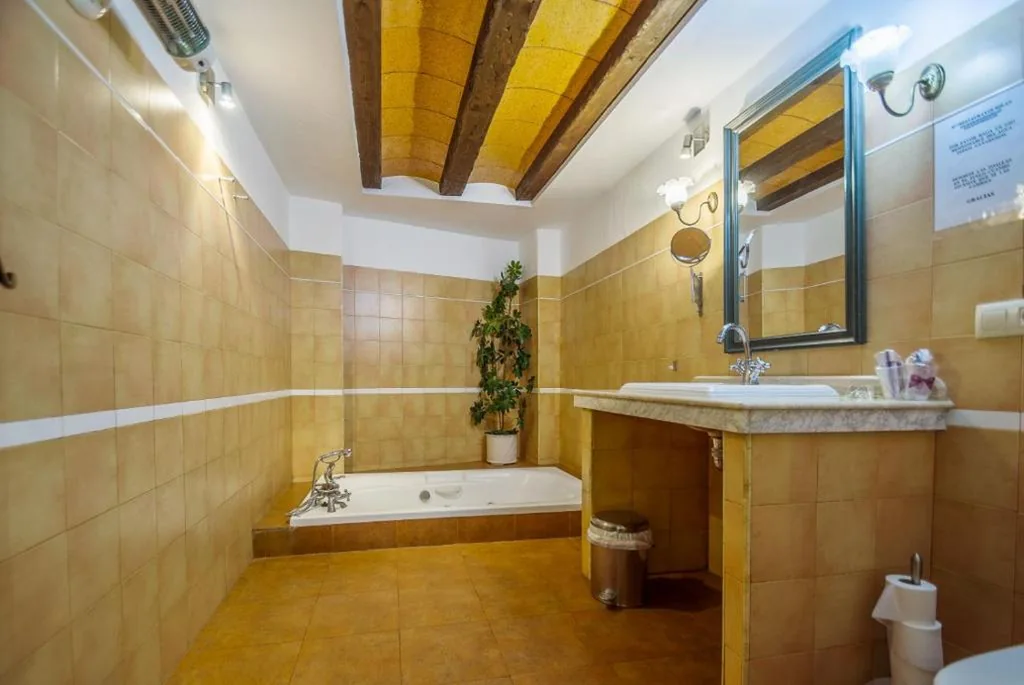 Suite con bañera de hidromasaje — Hostal Nuevo Milán I
