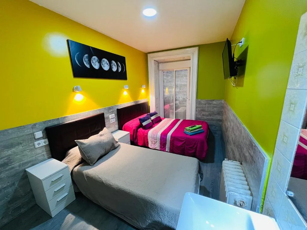 Camera Tripla con bagno in comune — Hostal Numancia