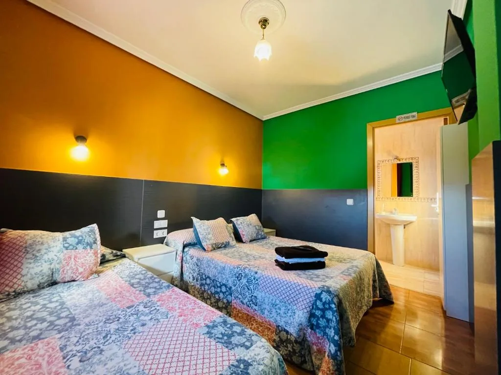 Camera Tripla con bagno privato — Hostal Numancia