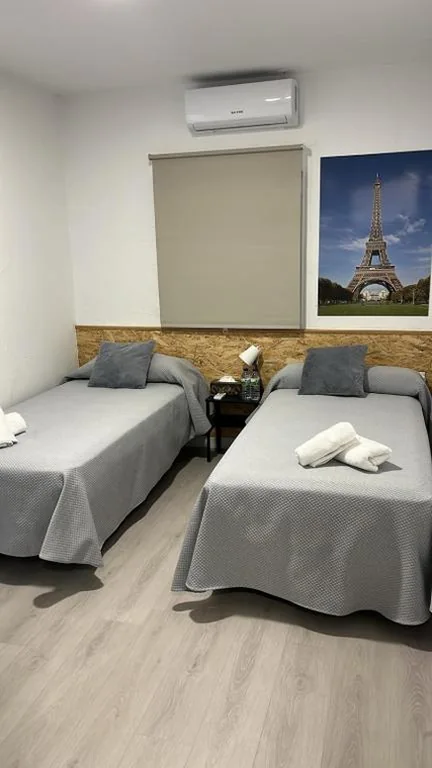 Habitación Doble - 2 camas — Hostal NV Airport