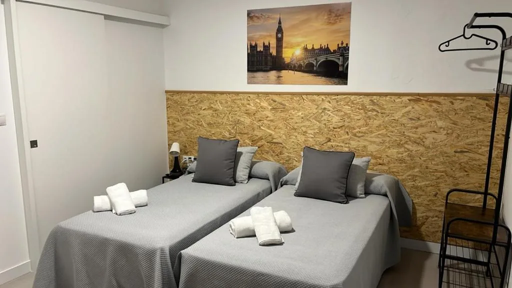 Habitación Triple — Hostal NV Airport