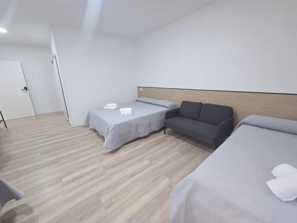 Quarto Triplo — Hostal NV Palacio Congresos