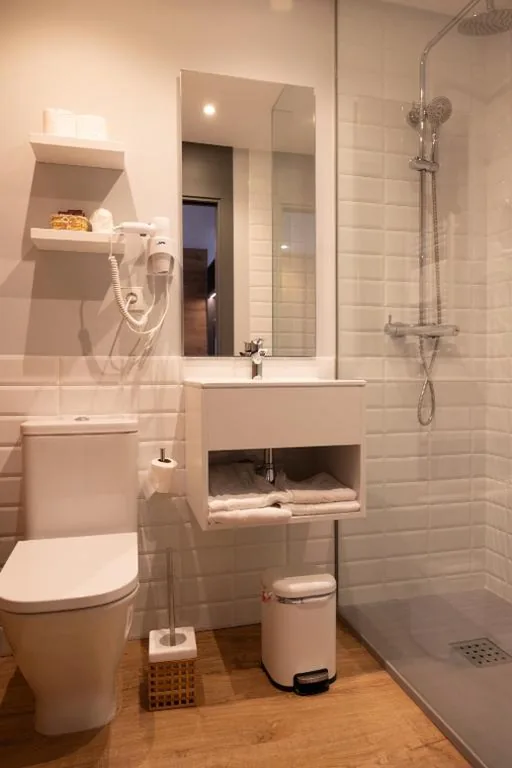 Vierbettzimmer mit eigenem Bad — Hostal O'Cruceiro