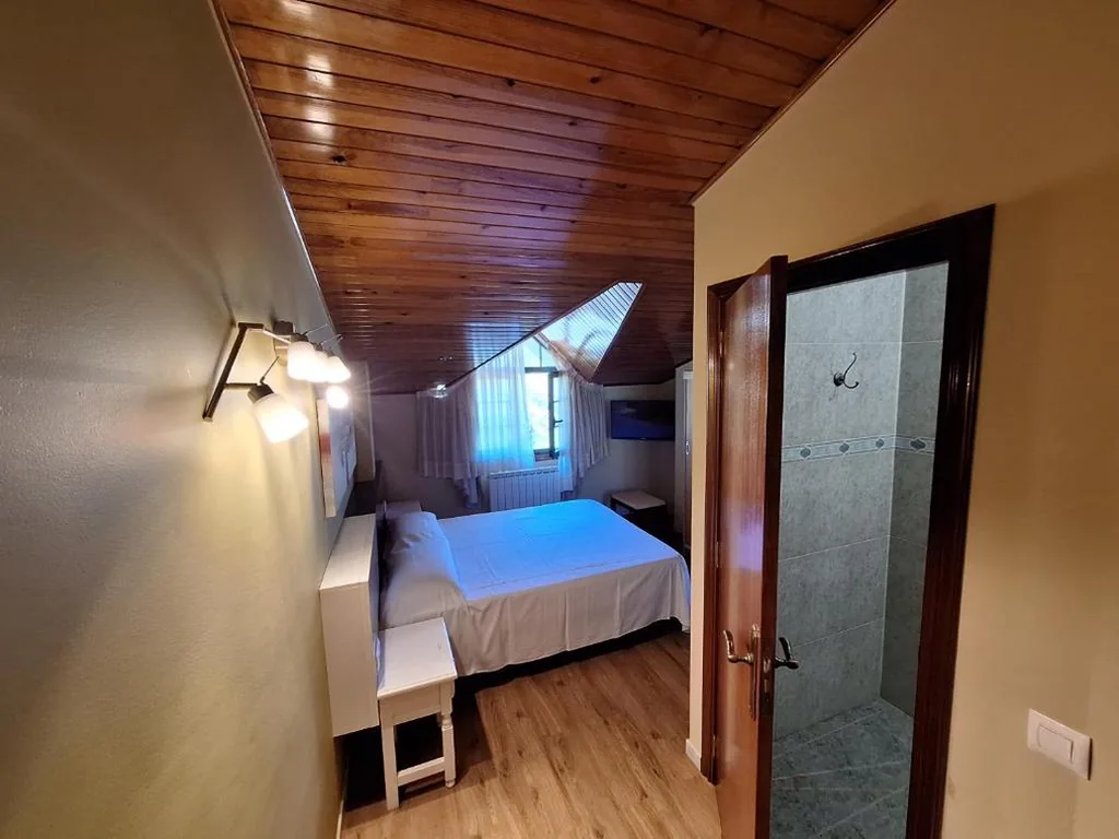山の景色を望むダブルルーム — Hostal O Galeón San Luis