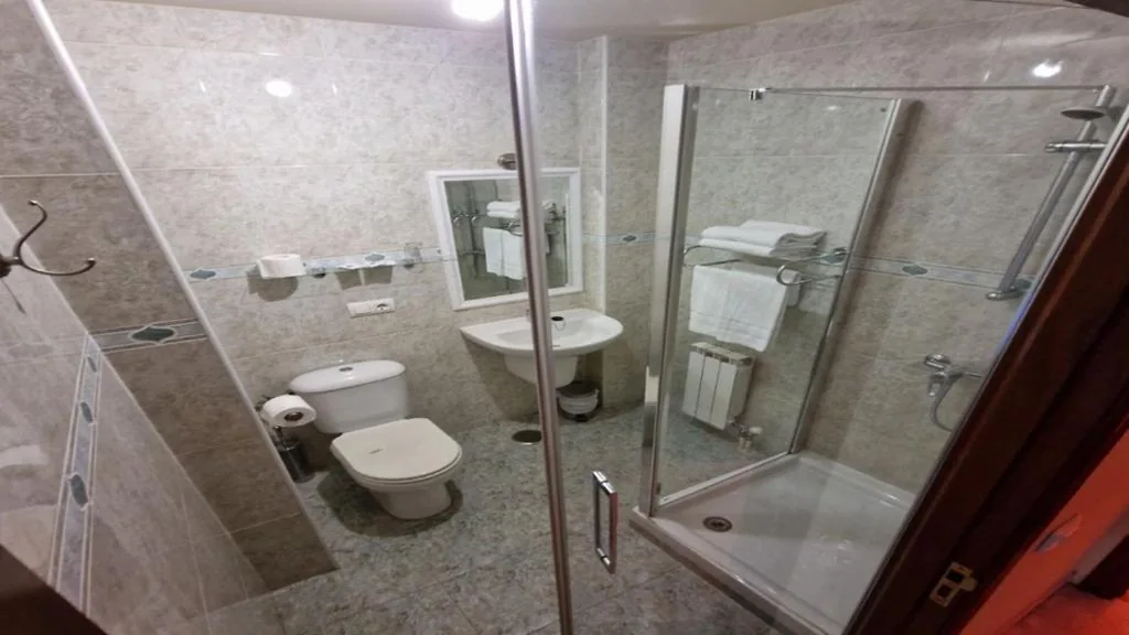 山の景色を望むダブルルーム — Hostal O Galeón San Luis