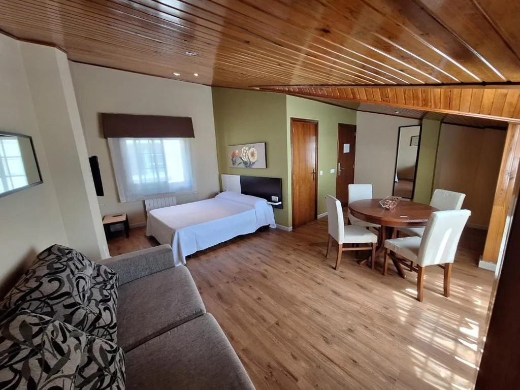 海の景色を望むファミリールーム — Hostal O Galeón San Luis