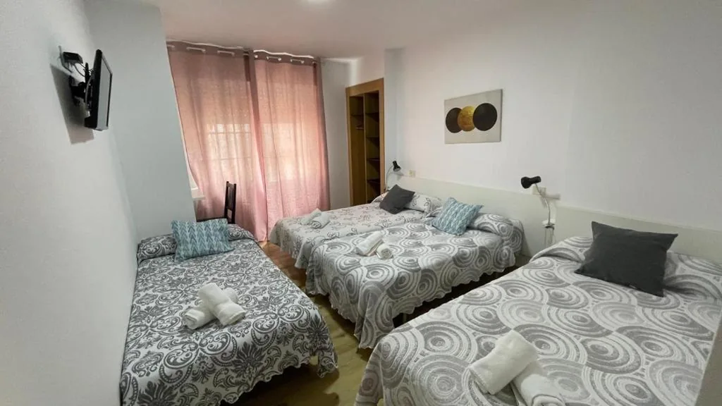 Standard-Dreibettzimmer — Hostal O Pincho