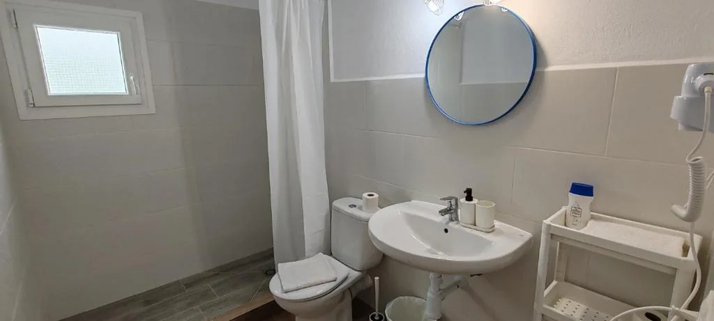 バルコニー付きトリプルルーム — Hostal Oasis Dor