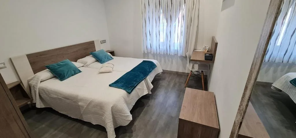 Doppelzimmer mit 2 Betten — Hostal Óleo Auto Check-in