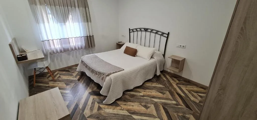 Doppelzimmer mit Zustellbett — Hostal Óleo Auto Check-in