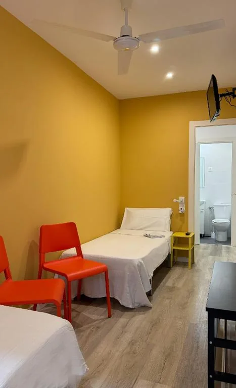 Economy Double Room - 2 Beds — Hostal Oliveta Budget