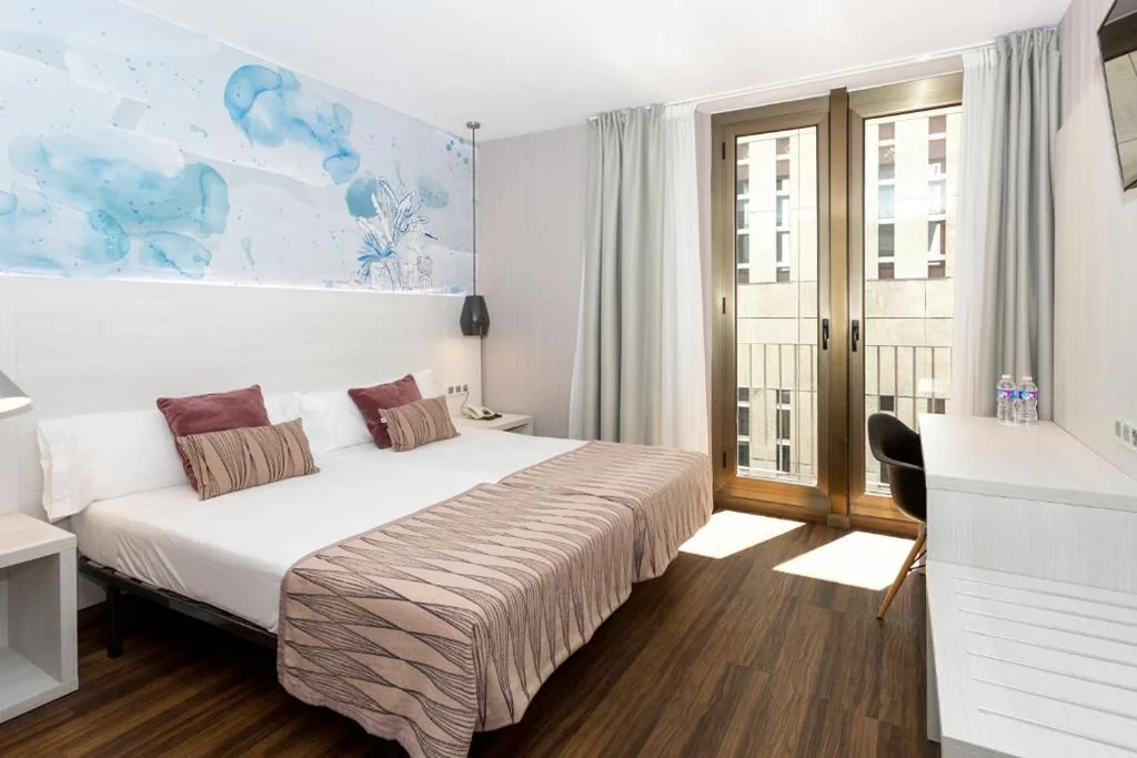 Superior-Doppelzimmer mit Balkon – 1 oder 2 Betten — Hostal Operaramblas