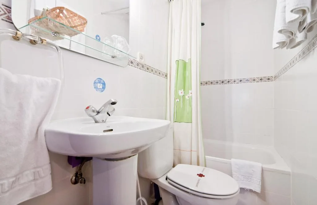 Einfaches Dreibettzimmer — Hostal Oporto