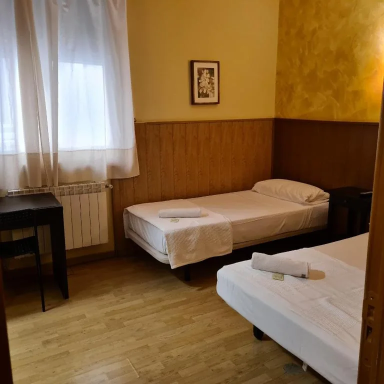 Einfaches Dreibettzimmer — Hostal Oporto