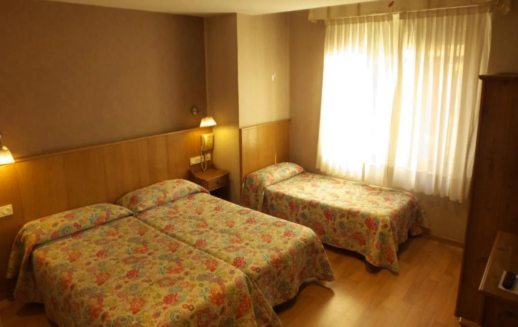 Dreibettzimmer — Hostal Orejas