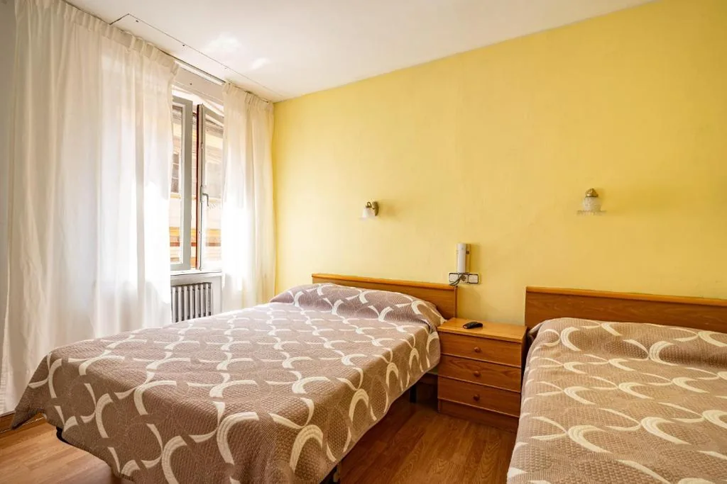 Camera Doppia Deluxe con vasca — Hostal Oria