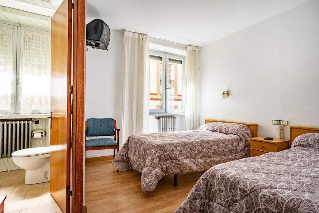 Camera Doppia Deluxe con vasca — Hostal Oria