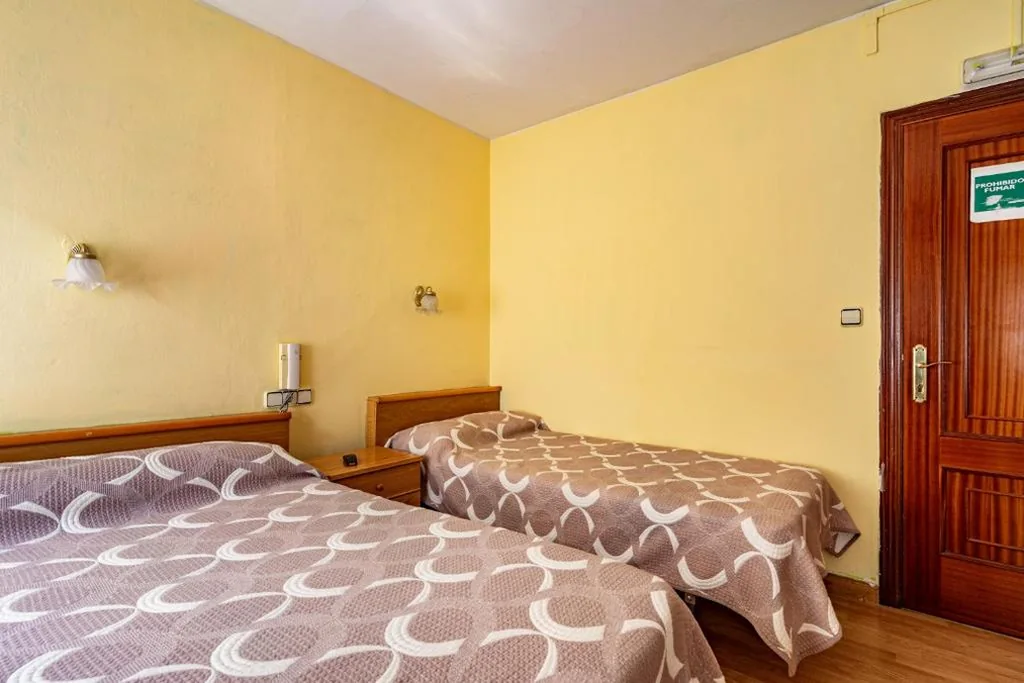 Camera Doppia Deluxe con vasca — Hostal Oria
