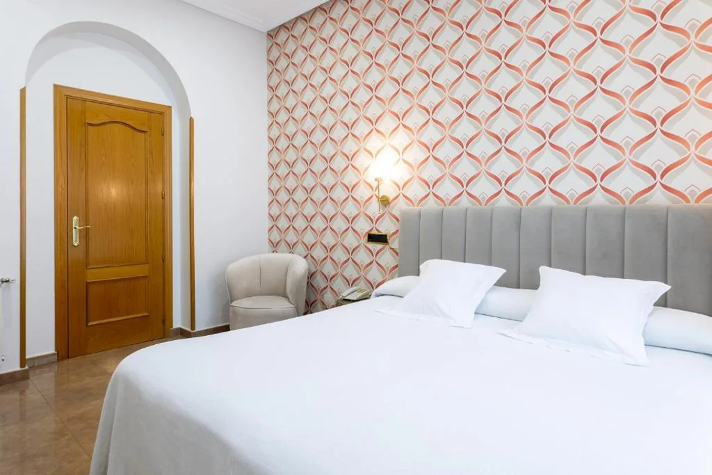 Double Room with City View - 1 or 2 Beds — Hostal Oriente