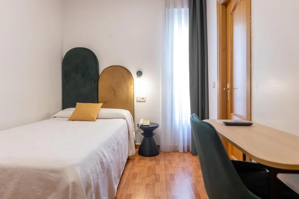 Single Room — Hostal Oriente