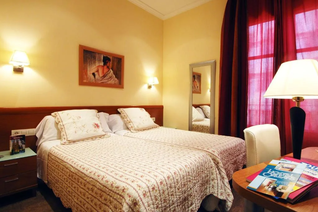 専用バスルーム付きダブルルーム（シングルベッド2台またはダブルベッド1台） — Hostal Orleans