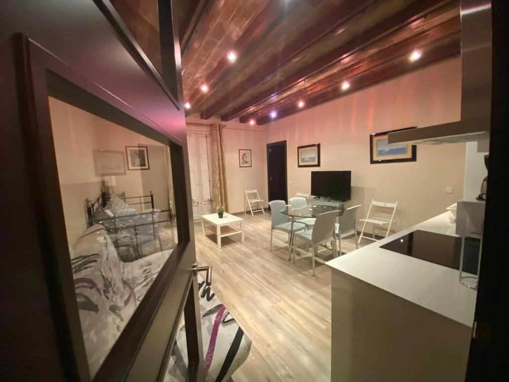 専用バスルーム付きファミリールーム — Hostal Orleans