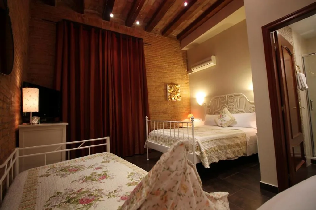 専用バスルーム付きトリプルルーム — Hostal Orleans