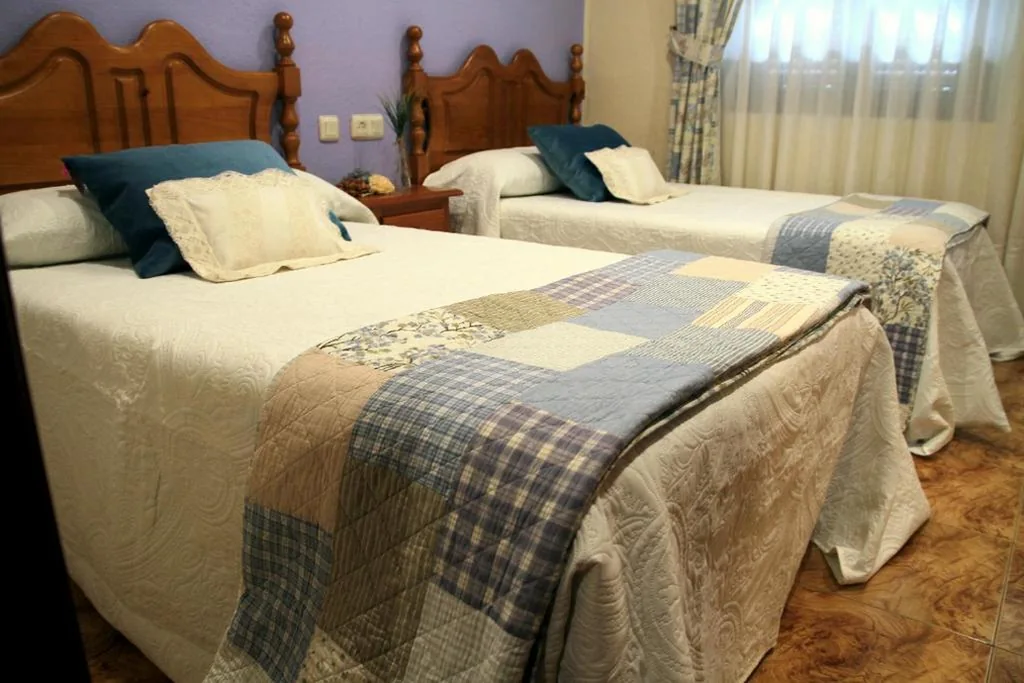 Camera doppia con bagno privato - 2 letti — Hostal pachin