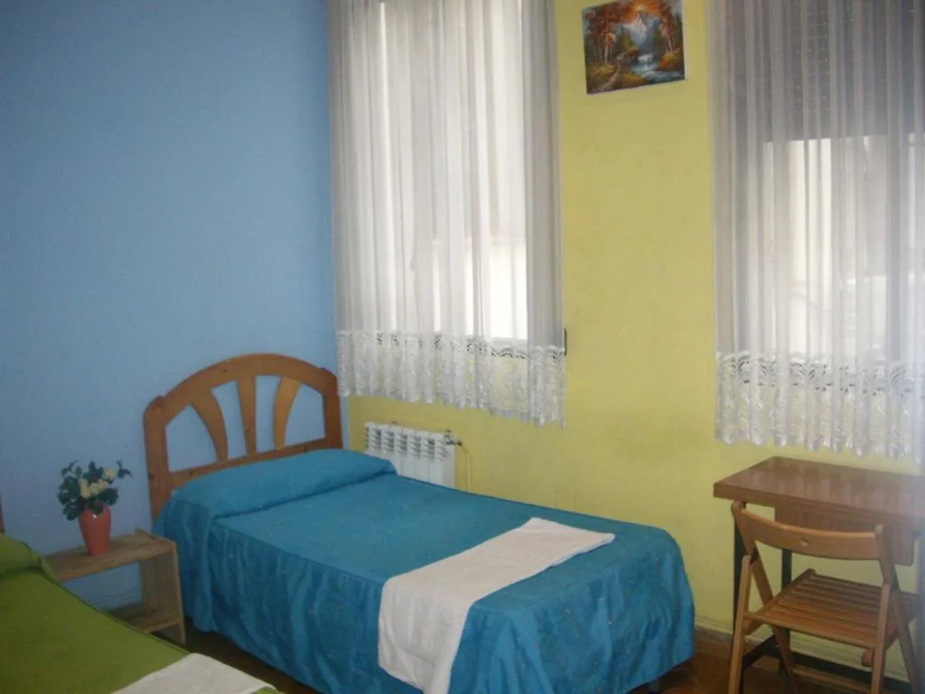 Driepersoonskamer met gedeelde badkamer — Hostal Pacios