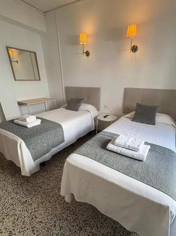 Habitación Doble con balcón - 2 camas — Hostal Paco Marbella