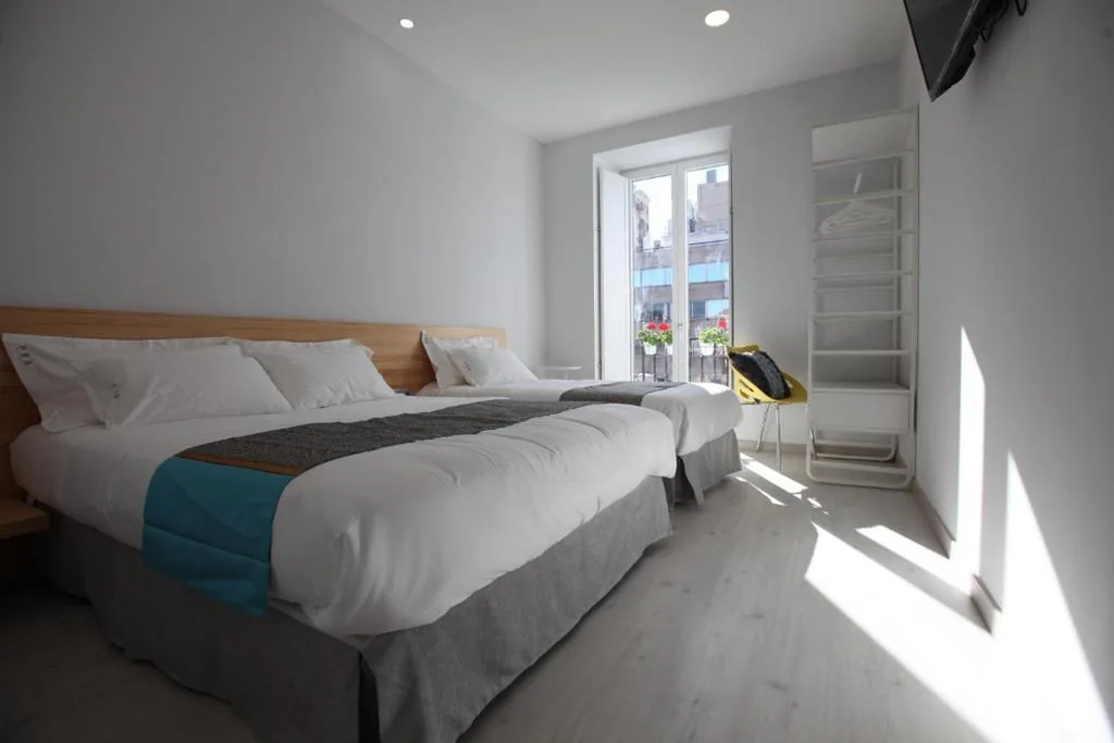 Dreibettzimmer mit eigenem Bad — Hostal Palacio Luna