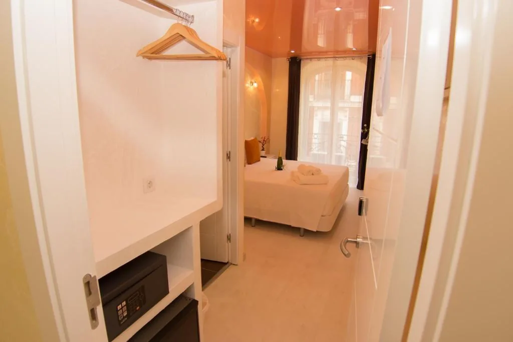 Habitación Doble Estándar con vistas a la ciudad — Hostal Palacio Madrid