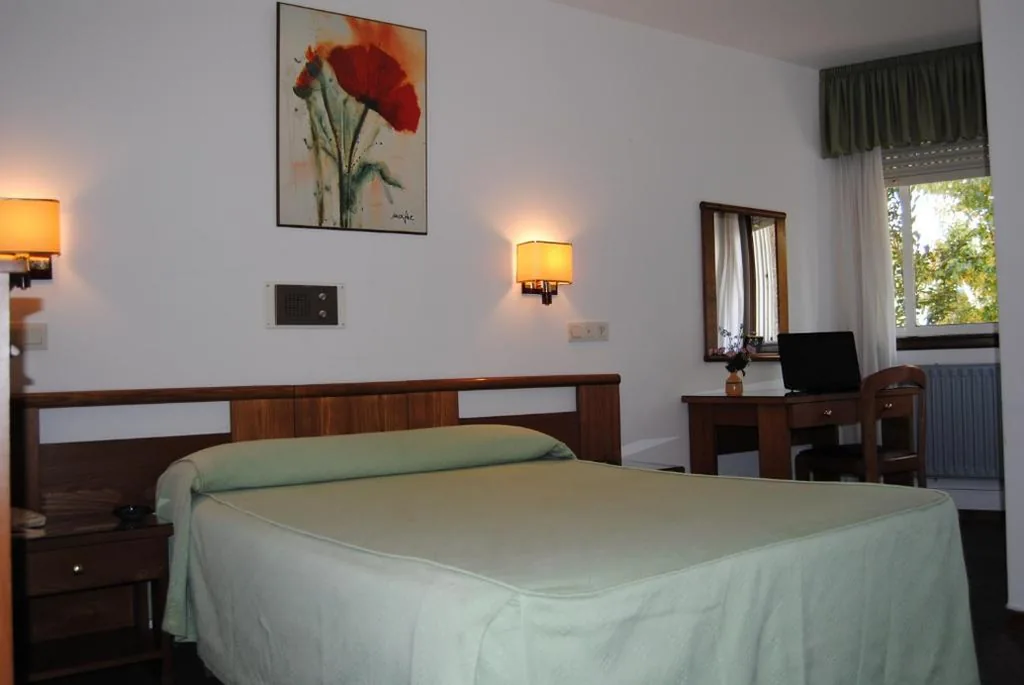 Habitación Individual con baño privado — Hostal Palas