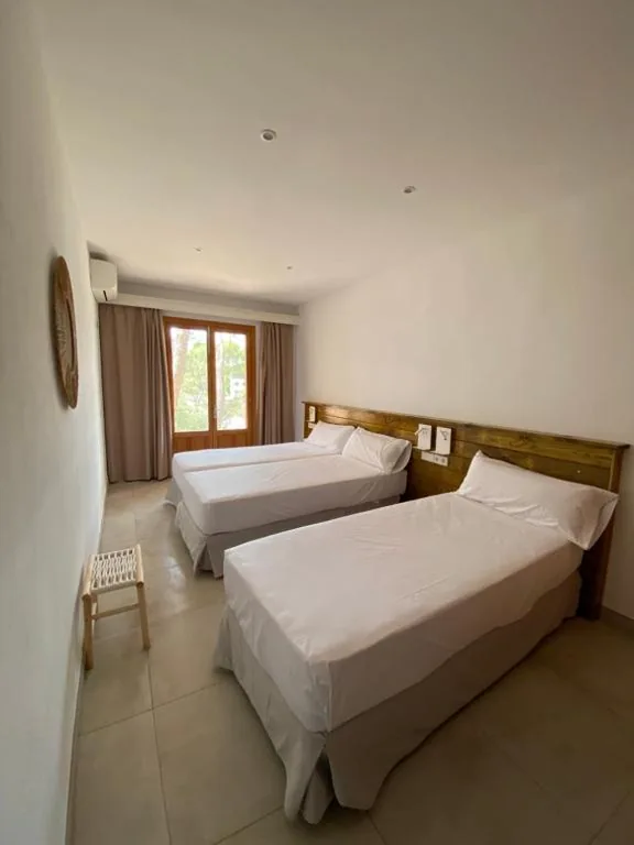 Quarto Triplo com vista para o mar — Hostal Palmaria