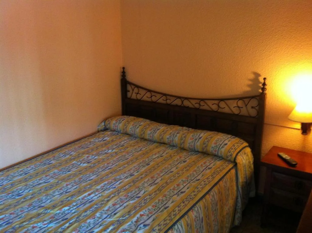 Habitación individual con aseo compartido — Hostal Paracuellos